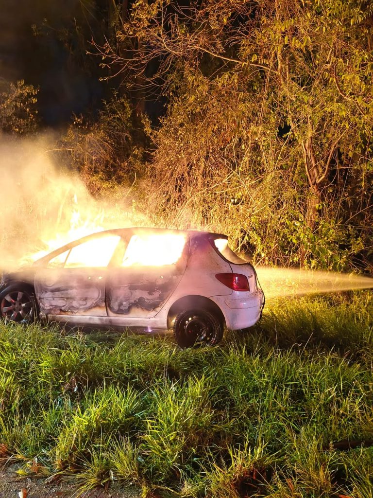 Carro é destruído por incêndio durante a madrugada em Tubarão