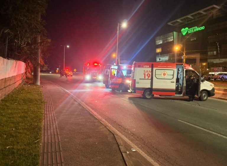 Motociclista morre após colidir contra muro e poste de iluminação na SC-401