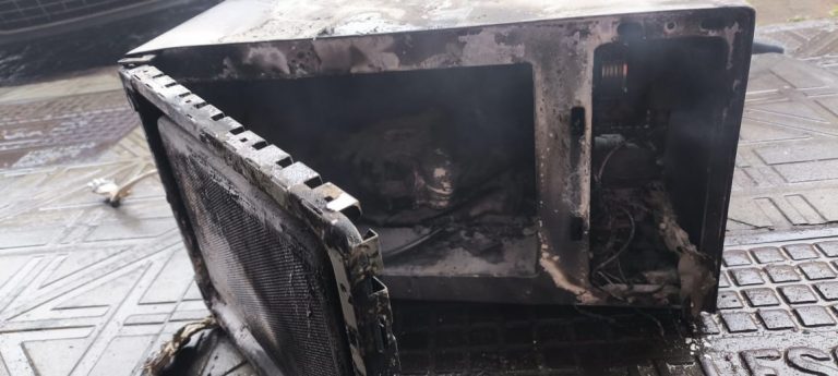 Micro-ondas provoca incêndio em sala comercial no Centro de Laguna