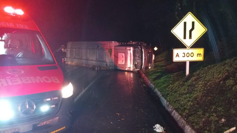 Motorista sai ileso após caminhão carregado com ração tombar na BR-282