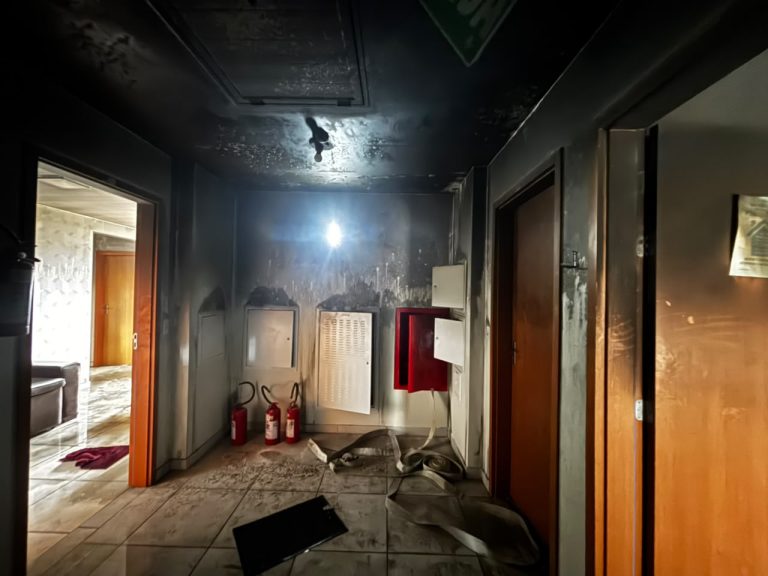 Incêndio atinge apartamento em Criciúma e moradora é levada ao hospital
