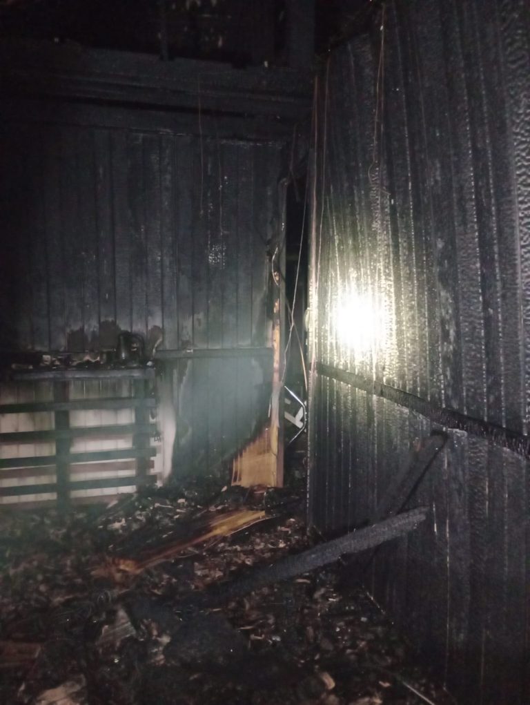 Incêndio destrói casa e mobiliza bombeiros em Pescaria Brava