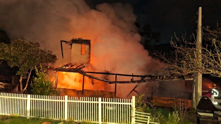 Casa de madeira é destruída por incêndio em São Joaquim
