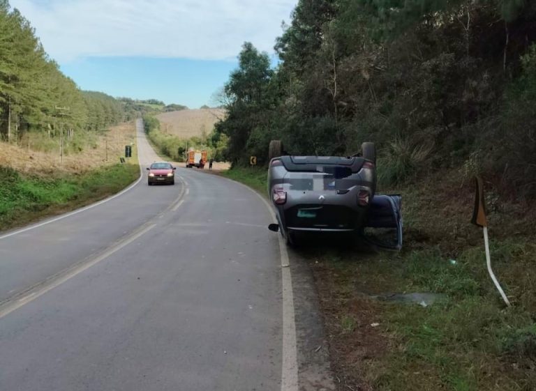 Três ocupantes escapam ilesos após carro capotar na SC-452