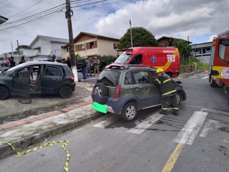 Colisão entre carros deixa duas pessoas feridas em Criciúma
