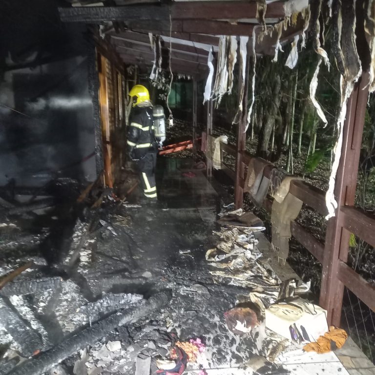 Casa é atingida por incêndio e mobiliza bombeiros em Criciúma