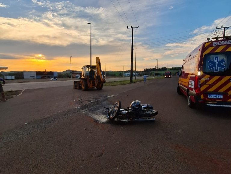 Motociclista fica gravemente ferido após colisão com máquina agrícola em SC