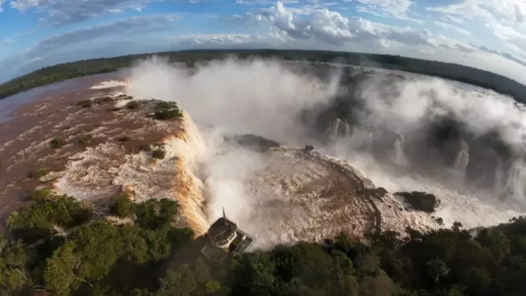 Barco com turistas vira nas Cataratas do Iguaçu e deixa uma pessoa morta