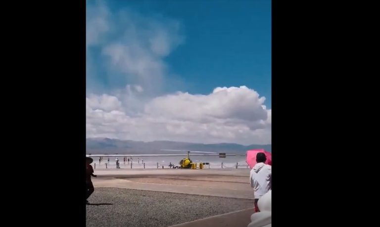 Girocóptero perde controle e cai sobre turistas durante voo na China