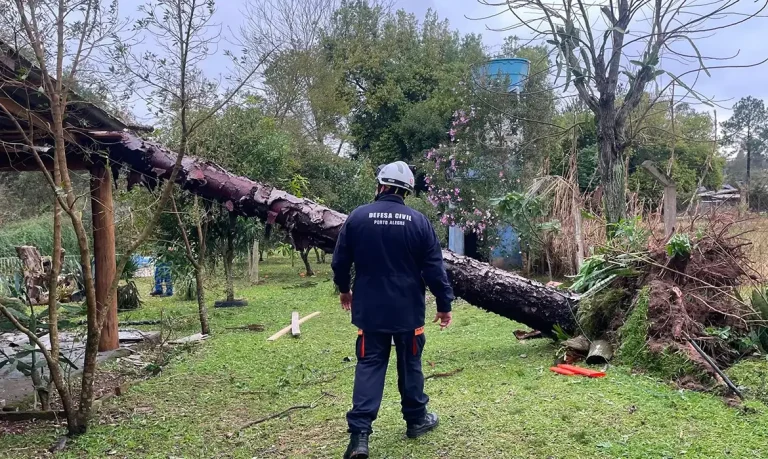 Destruição: Tempestade deixa 720 desabrigados no Rio Grande do Sul