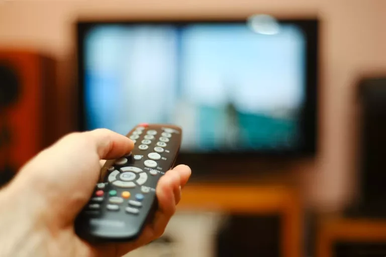 Homem é condenado por tentar matar colegas após briga por volume da TV