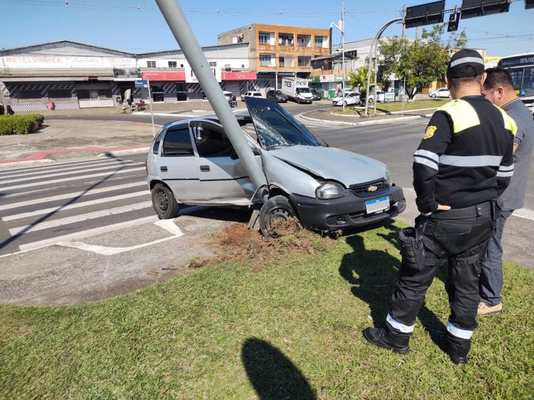 Condutor invade pista exclusiva para ônibus e acaba atingido lateralmente