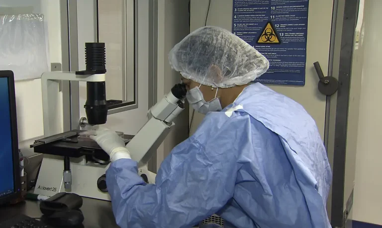 Como cientistas “curaram” pacientes infectados com HIV