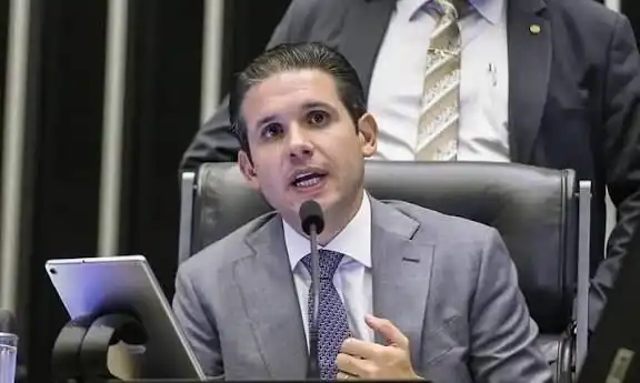 Hugo Motta discutirá aumento da mistura de etanol na gasolina