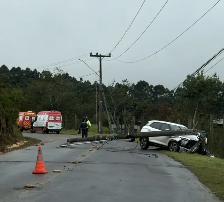 Carro derruba poste após acidente na Mina do Toco