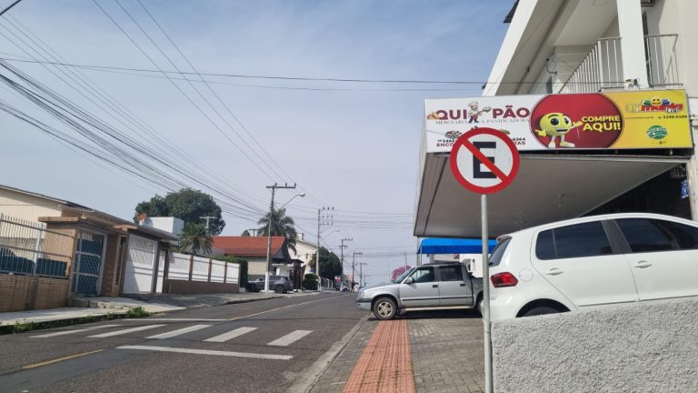 Comerciantes pedem troca de sinalização em rua de Criciúma