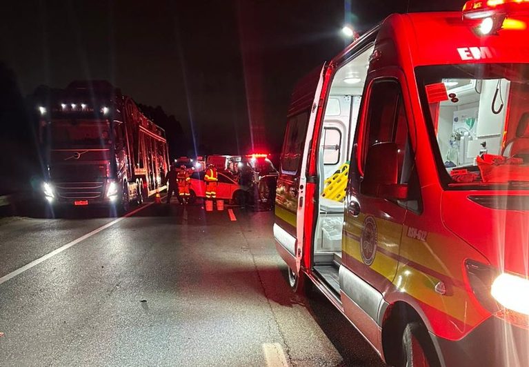 Homem fica preso às ferragens após batida na BR-101