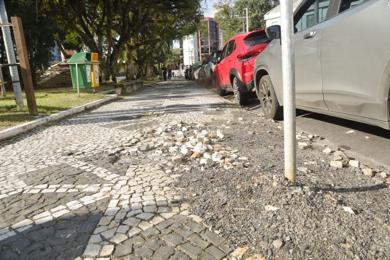 (vídeo) Calçada no Pio Corrêa preocupa quem passa pelo local