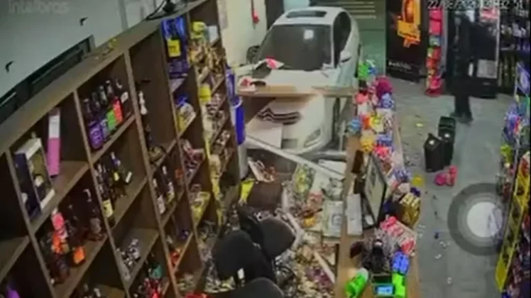 Carro desgovernado invade loja de bebidas e quase atinge funcionários em SC