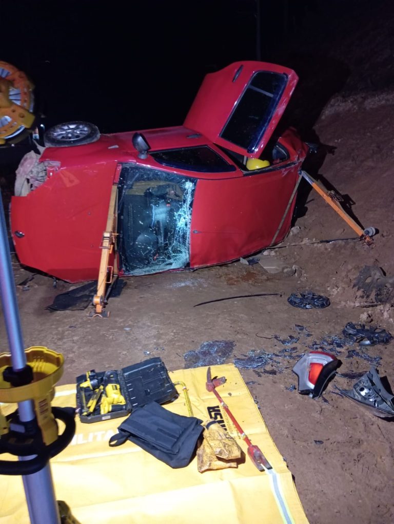 Carro capota na marginal da BR-101 em Sombrio