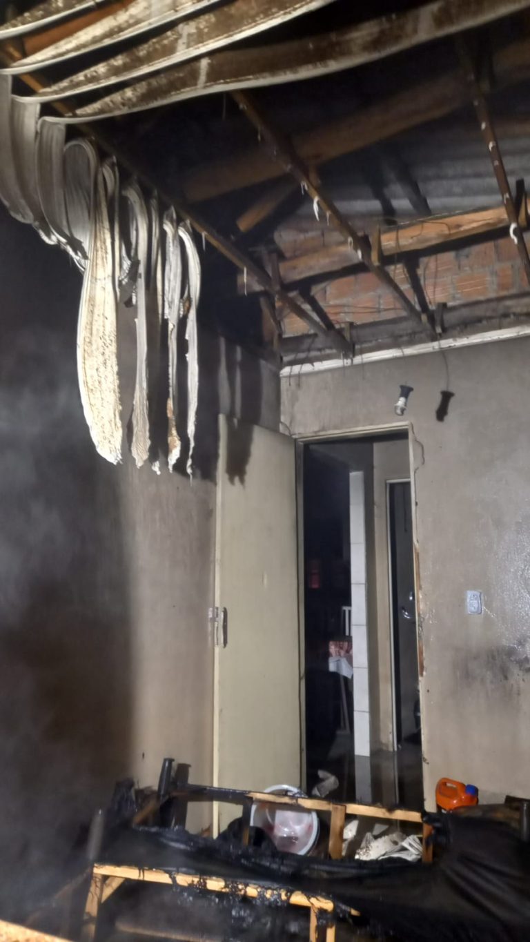 Morador controla incêndio com mangueira de jardim em Araranguá