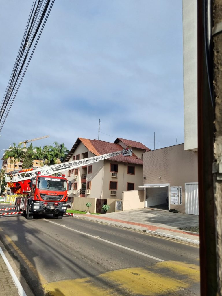 (VÍDEOS) Bombeiros resgatam gatinho preso em telhado neste sábado