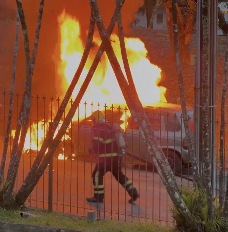 Corsa é destruído por incêndio na Rua João Pessoa, em Criciúma