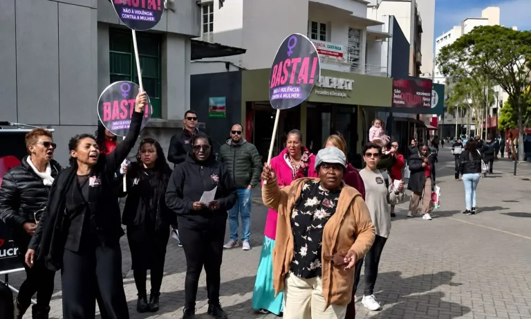 Manifestação é realizada contra feminicídios em Criciúma