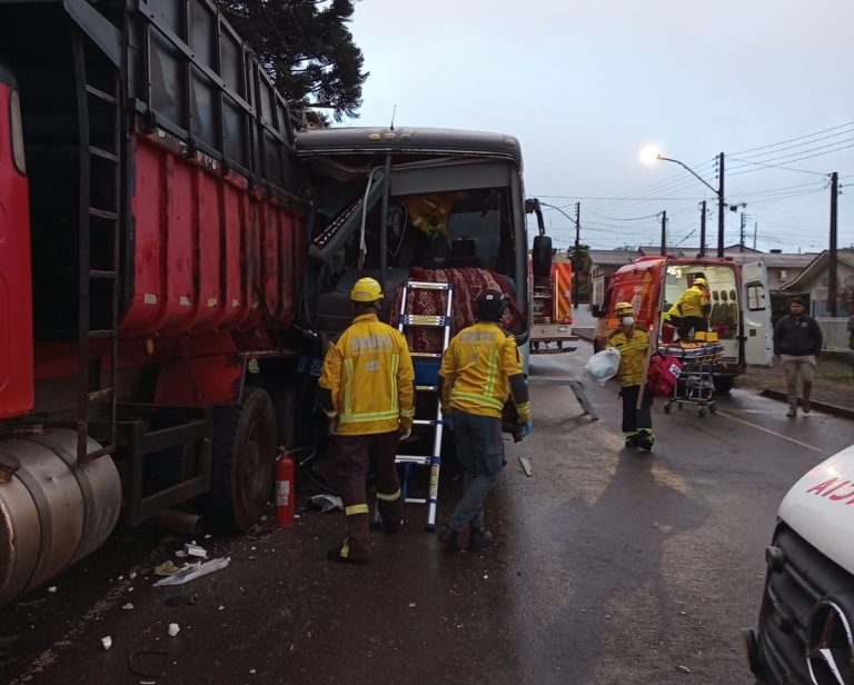 Ônibus com trabalhadores bate em caminhões e deixa 23 feridos em SC