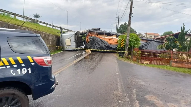 Caminhão tomba na BR-101 e atinge casa às margens da rodovia em Sombrio