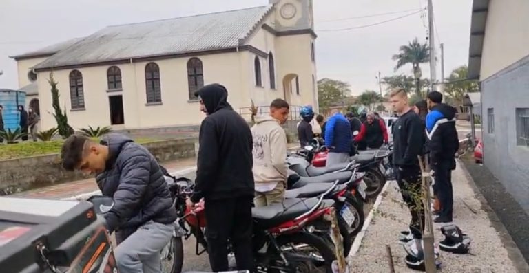 (VÍDEOS) Motoboys se reúnem para homenagear colega morto em acidente