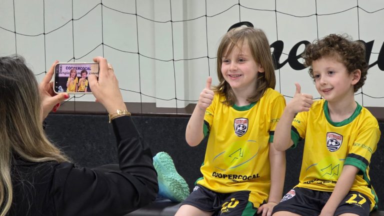 Coopercocal entrega uniformes para a Escolinha de Futebol Suíço 