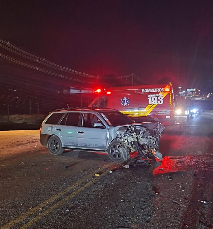 Grave colisão entre carros deixa jovem ferido na SC-108