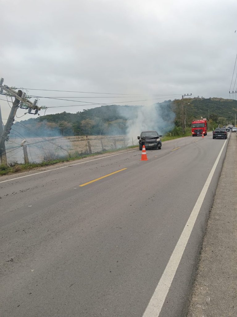 Motorista perde o controle e bate carro contra poste na SC-437