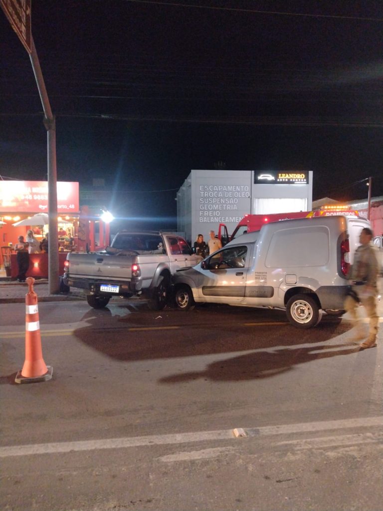 Colisão entre caminhonete e furgão deixa mulher ferida em Laguna