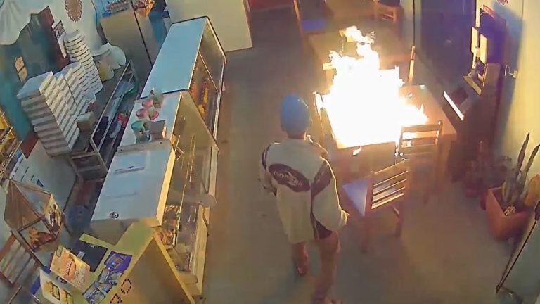 (Vídeo) Homem ateia fogo em comércio após ordem para deixar o imóvel em SC