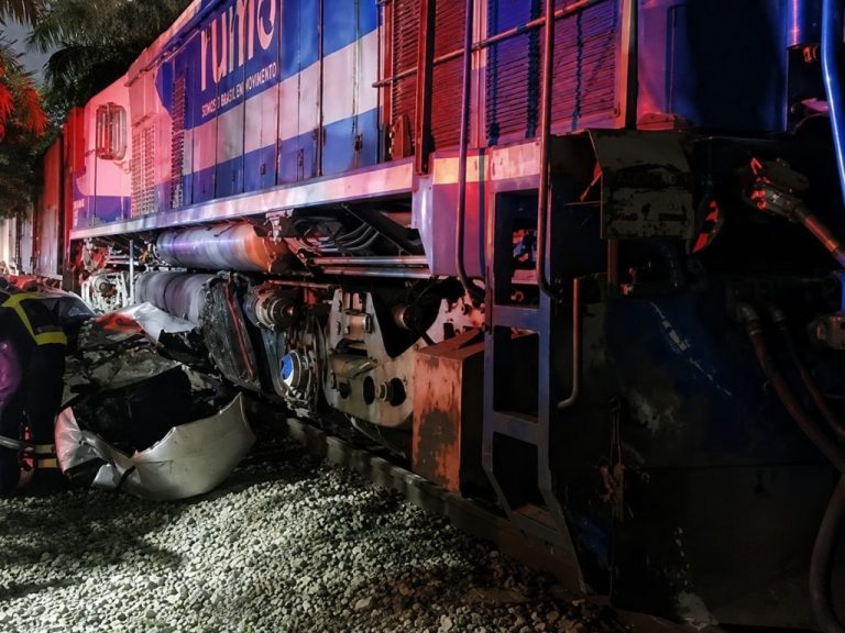 Carro é atingido por trem e motorista fica ferido em SC