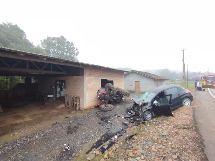 Colisão entre carro e trator deixa sete feridos na SC-281