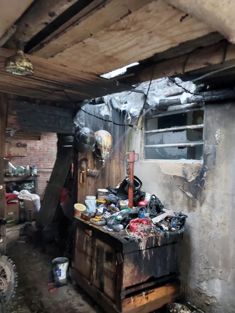 Casa é atingida por incêndio após vazamento de gás em Içara