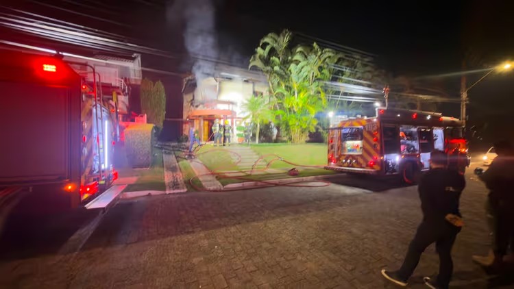Casal fica ferido após incêndio atingir casa em Florianópolis
