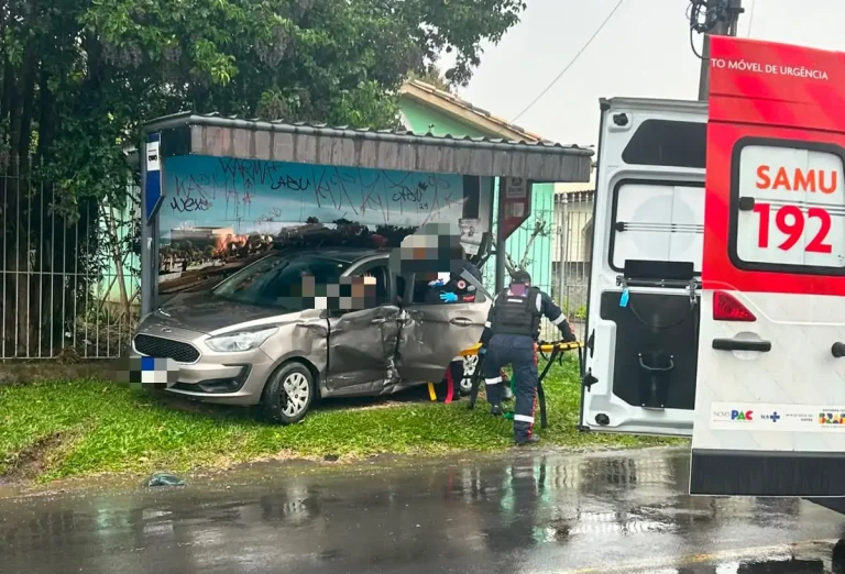 Carro é arremessado contra ponto de ônibus em Criciúma