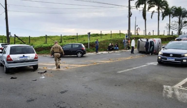 Colisão entre dois carros deixa homem ferido e veículo capotado em Criciúma