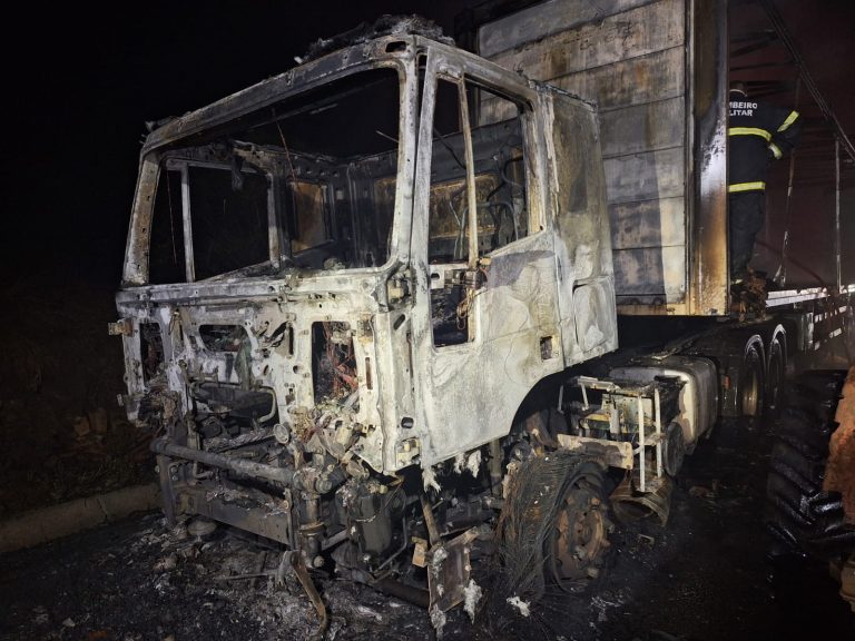 Motorista escapa ileso após carreta ser destruída por incêndio na SC-120