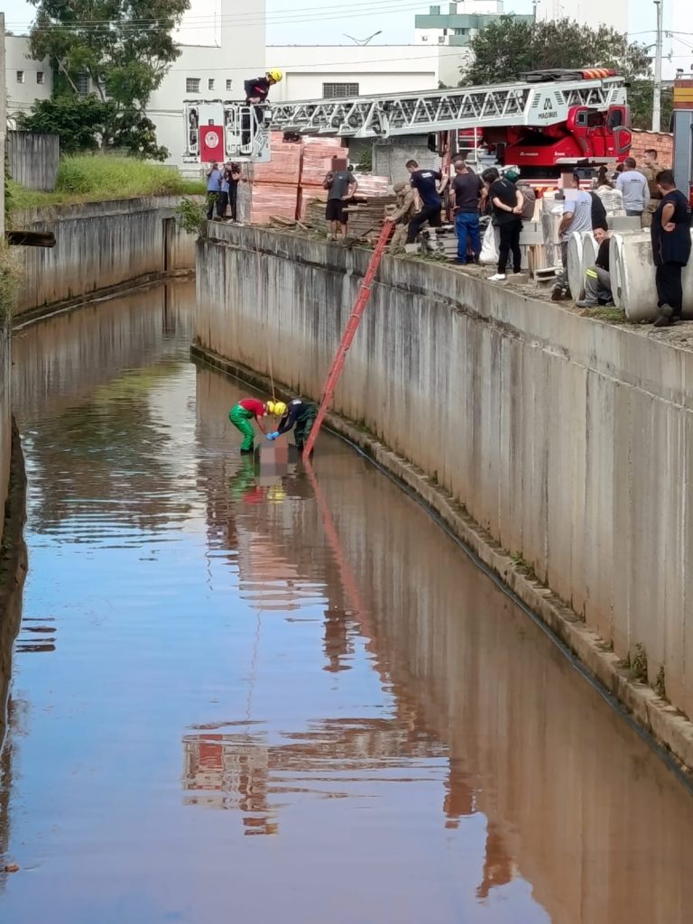 (VÍDEO) Corpo de homem é encontrado dentro de rio em Criciúma