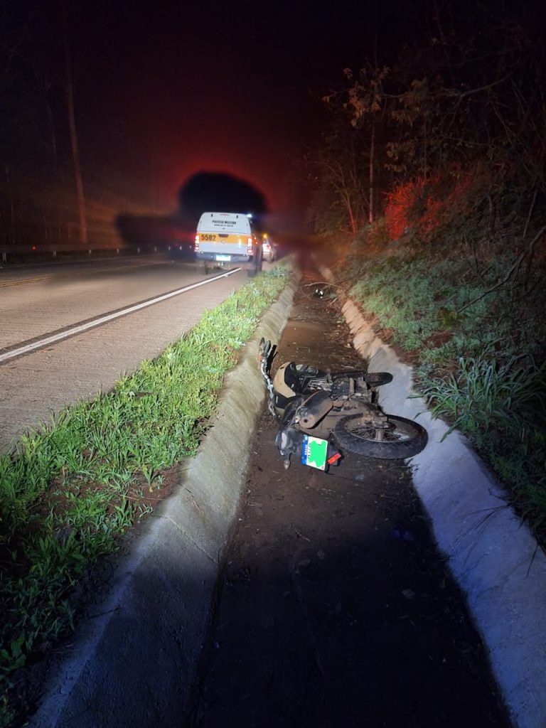 Motociclista fica gravemente ferido após sair da pista e tombar na SC-160