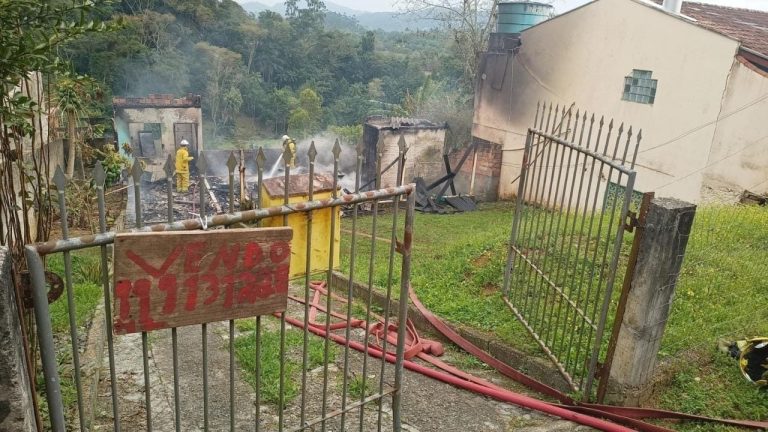 Homem é preso após atear fogo em casa e esperar PM em ponto de ônibus em SC