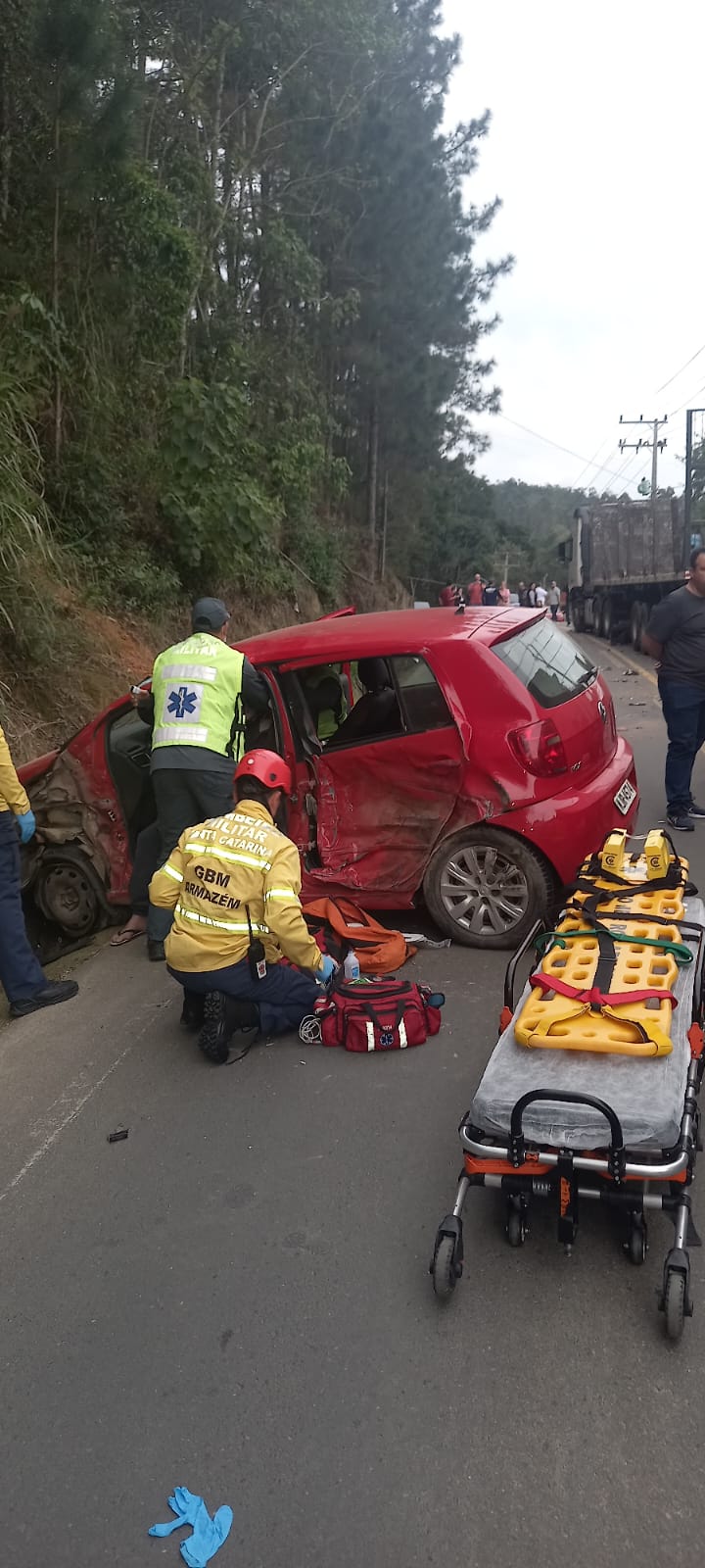 Idoso fica ferido após colisão entre carro e carreta na SC-435