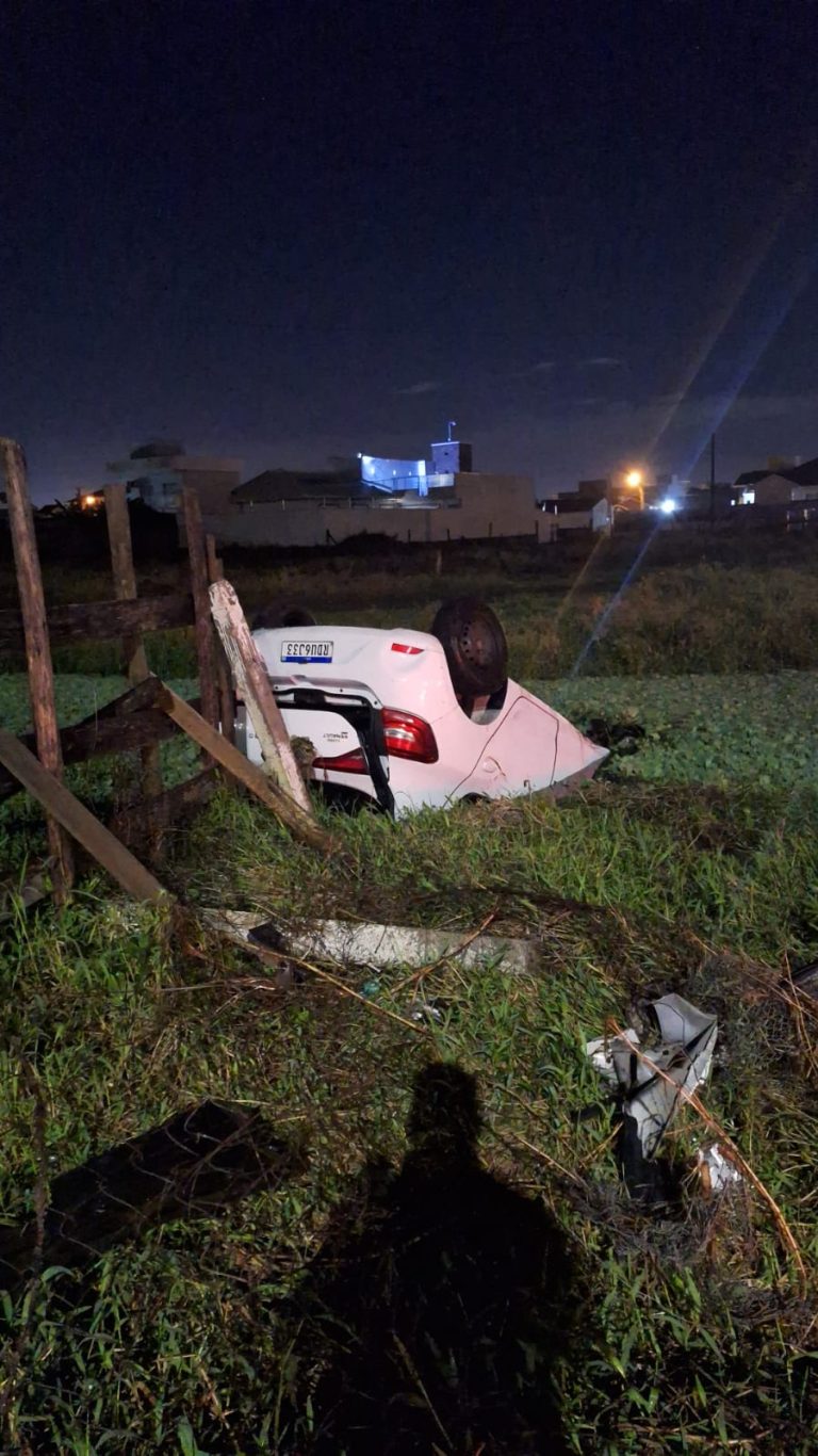 Motorista escapa ileso após carro capotar e cair em mangue na SC-401