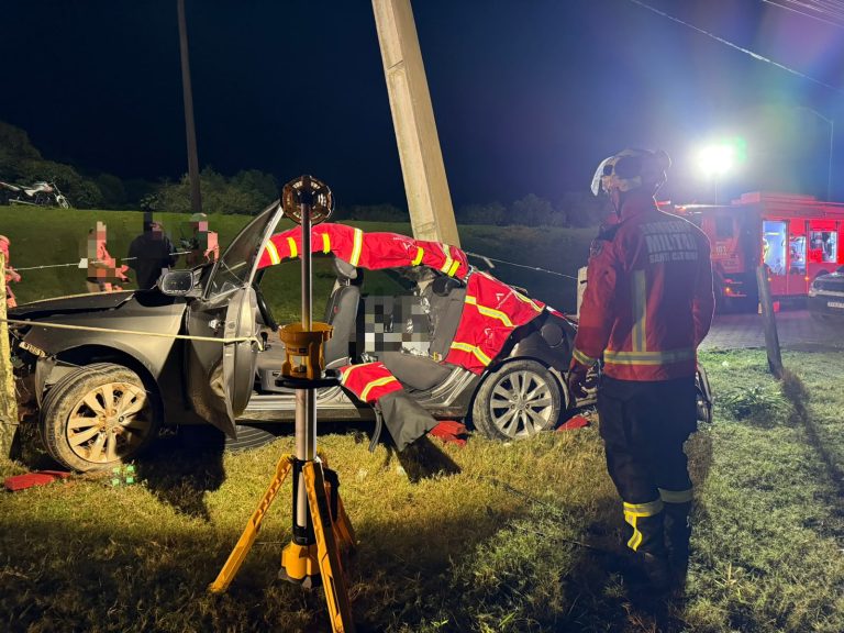 Mulher morre e duas ficam feridas após carro bater contra poste em Laguna