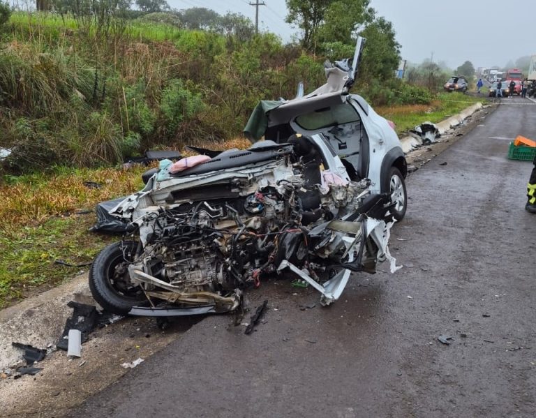 Mulher morre após colisão frontal entre carro e caminhão na BR-282